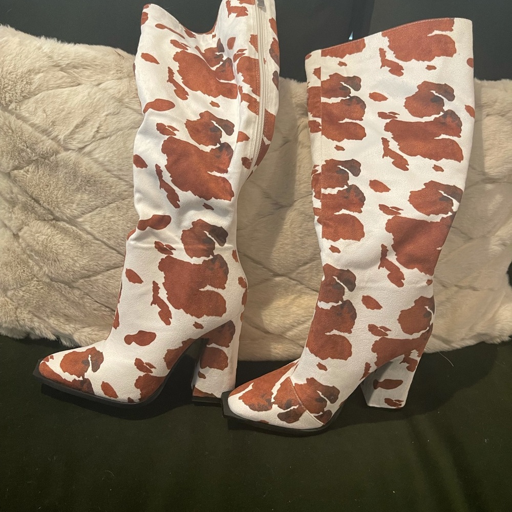 Super cute cowboy boots - cow print
